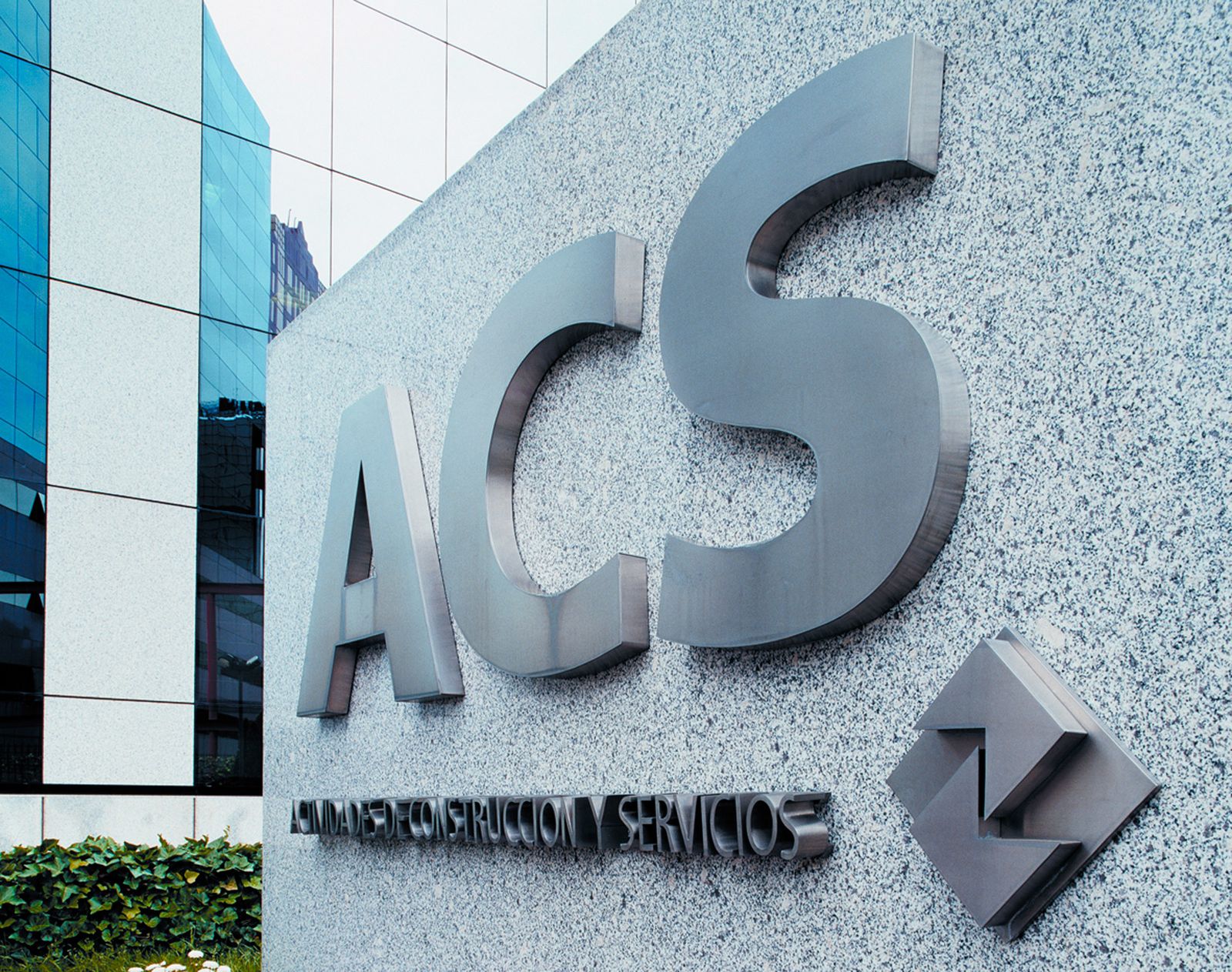 Logotipo de ACS en una sede de la compañía