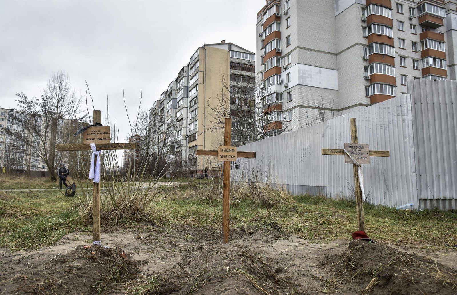 Fosas de civiles muertos frente a edificios en la la ciudad de Kiev