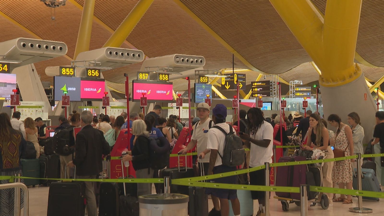 Salida de turistas en Madrid por el inicio de las vacaciones