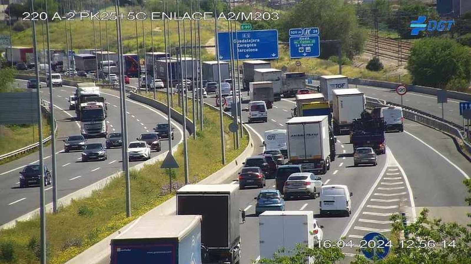 Fuertes retenciones en la A-2 por el accidente de un camión