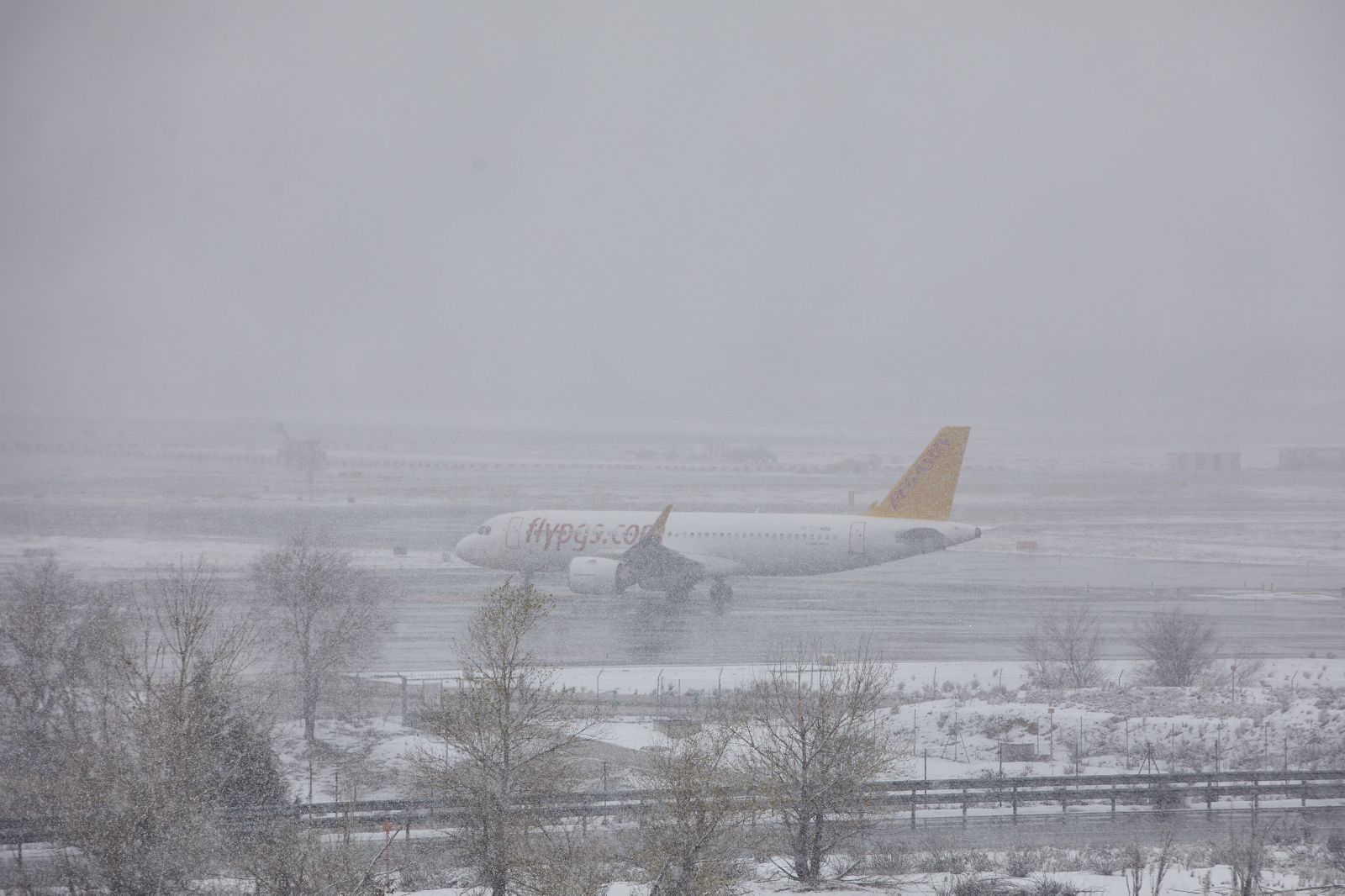 Barajas permanecerá cerrado al menos hasta el domingo por la tarde