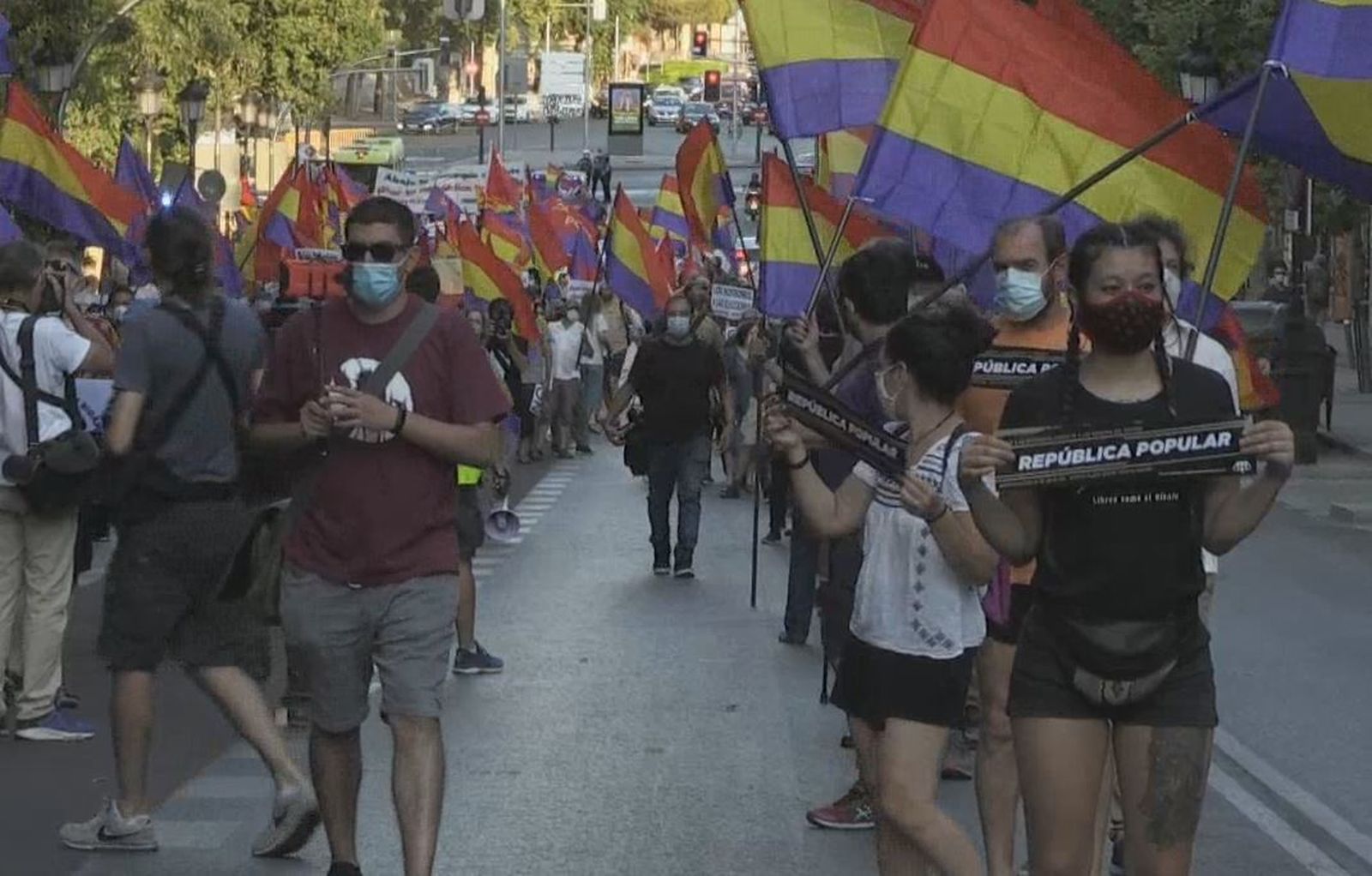 Centenares de personas se manifiestan en Madrid contra la monarquía '"corrupta'"