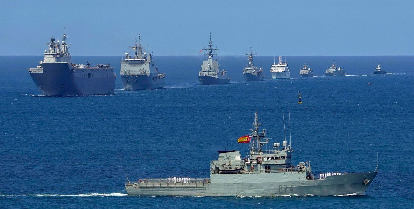 El Rey preside la revista naval en Gijón por el Día de las Fuerzas Armadas