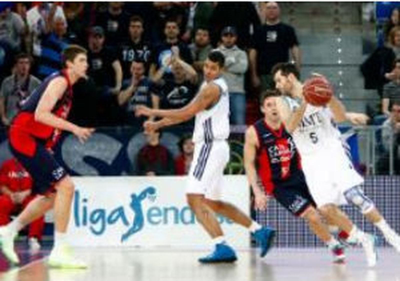 Real Madrid vence al Caja Laboral