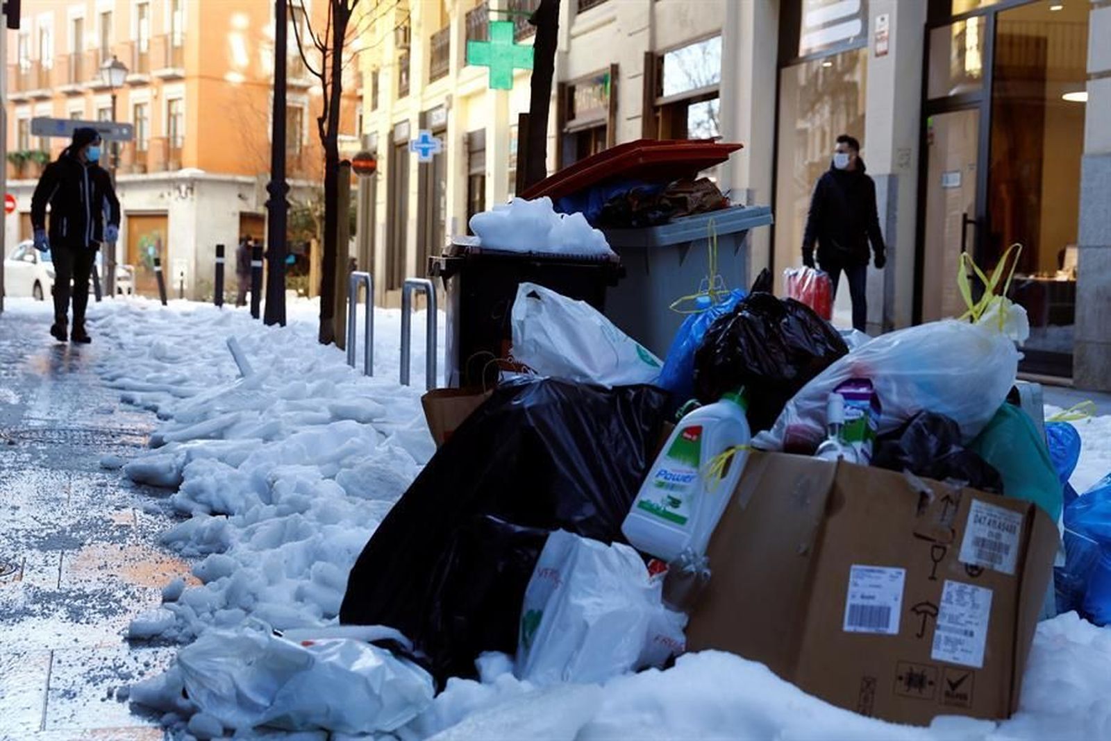 Más basura en las calles madrileñas a la espera de recuperar el servicio de recogida
