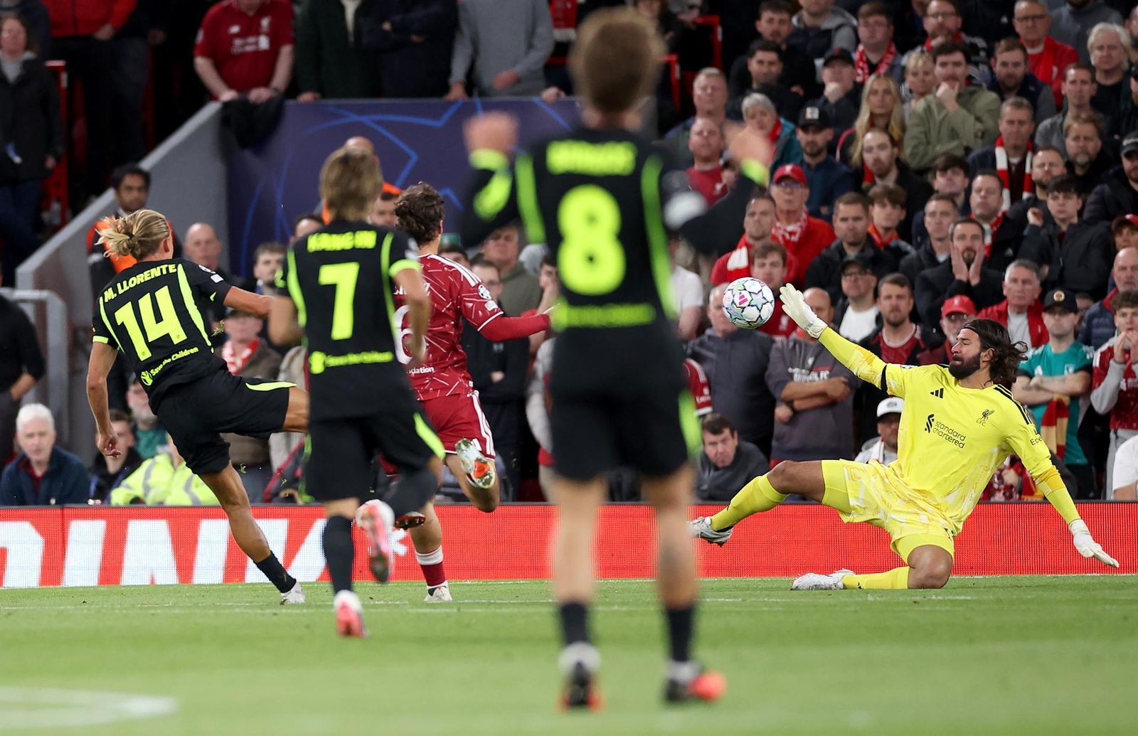 Marcos Llorente marca al Liverpool