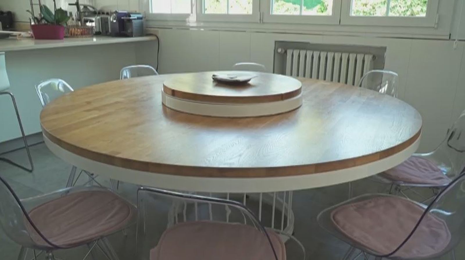 La mesa de la cocina incluye un sistema giratorio para que a nadie le falte de nada son levantarse de la silla.