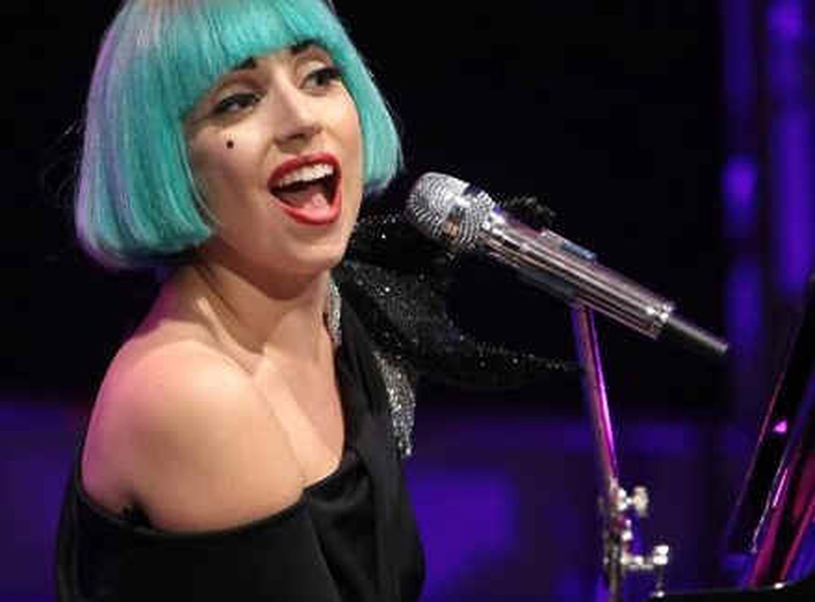 Lady Gaga se queda calva en pleno show