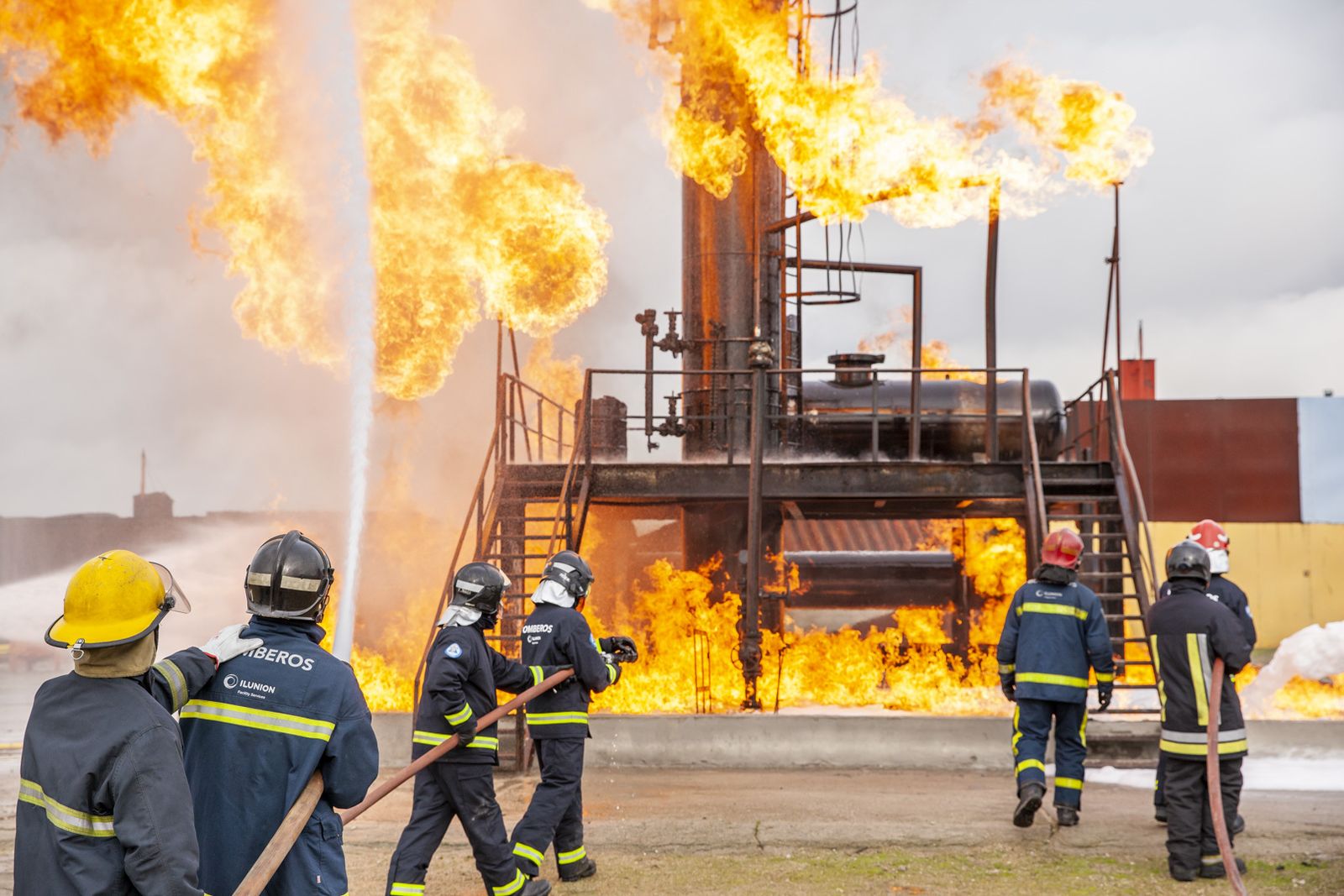 Bomberos en un simulacro
