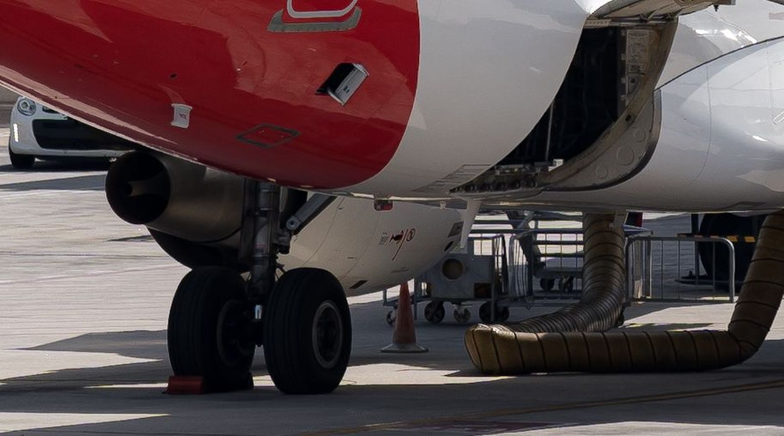 Tren de aterrizaje de un avión comercial estacionado en las pistas de un aeropuerto