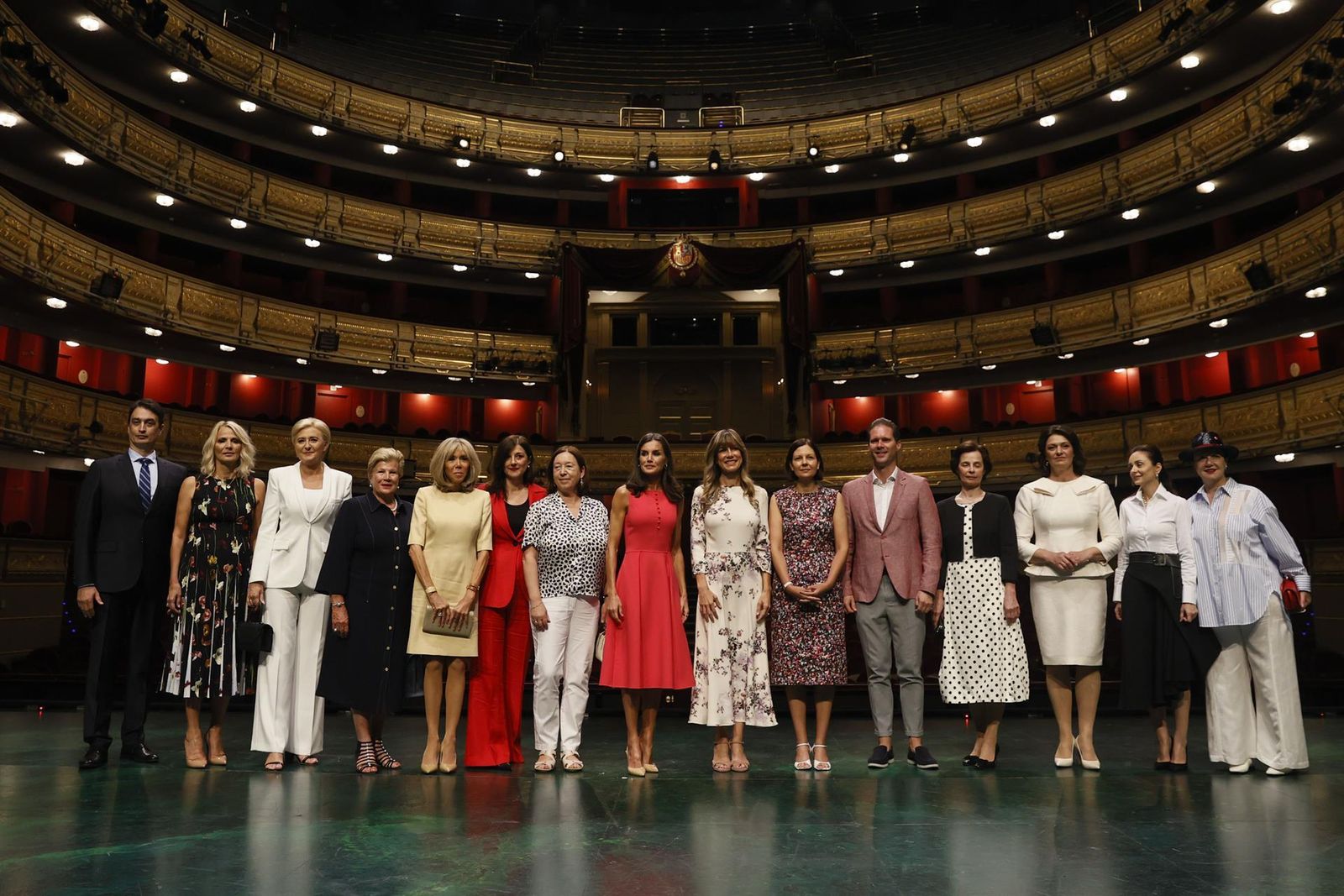 La reina Letizia (c), la mujer del presidente del Gobierno, Begoña Gómez (c-d), la mujer del secretario general de la OTAN, Ingrid Schulerud (c-i) y la primera dama francesa, Brigitte Macron Biden (5i) durante su visita al Teatro Real de Madrid este jueves durante las visitas culturales a los acompañantes de los mandatarios que asisten a la cumbre de la OTAN.