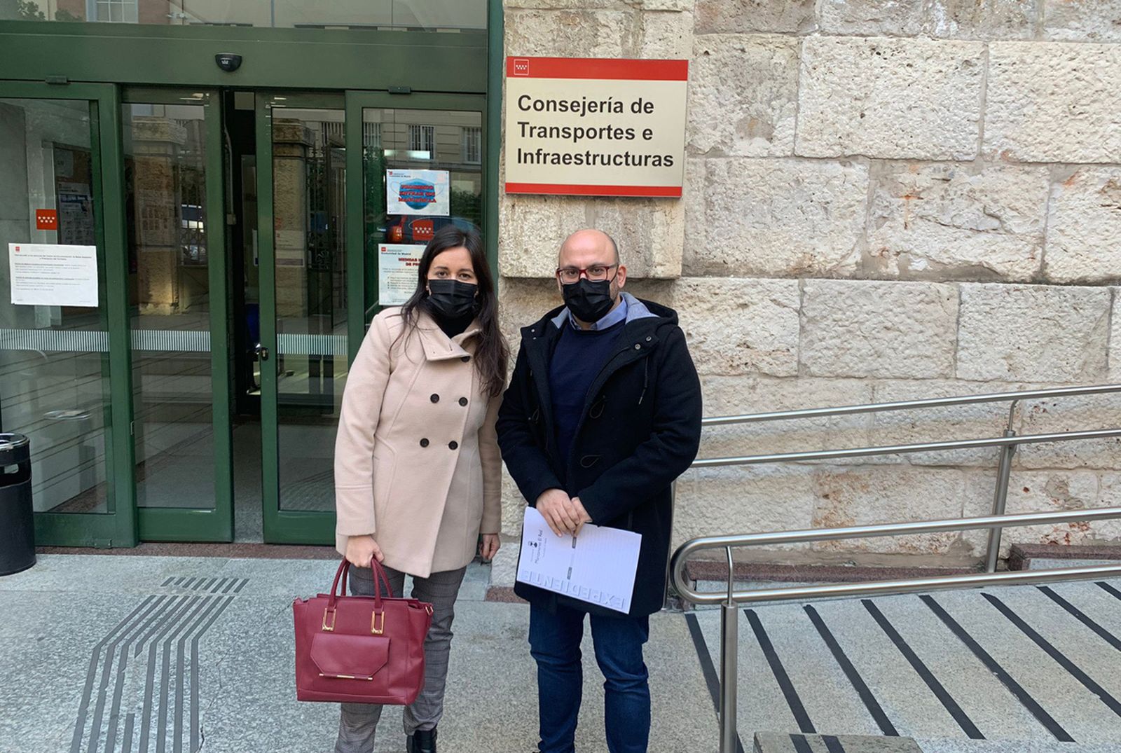 La alcaldesa de Soto del Real y el alcalde de Manzanares El Real, frente a la Consejería de Transportes