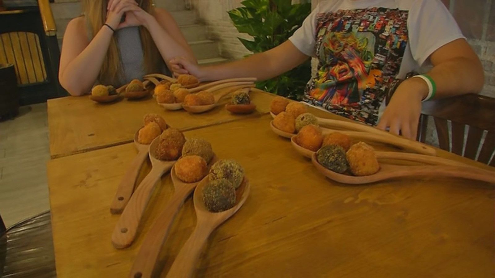 Asistimos a una experiencia única de comer croquetas en Cuatro Caminos