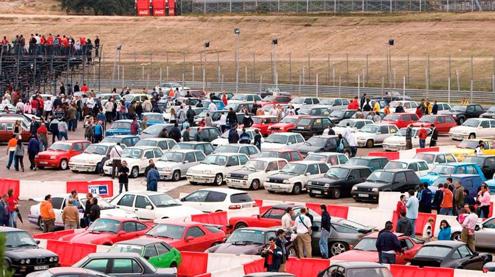 Más de 800 vehículos clásicos toman el circuito del Jarama
