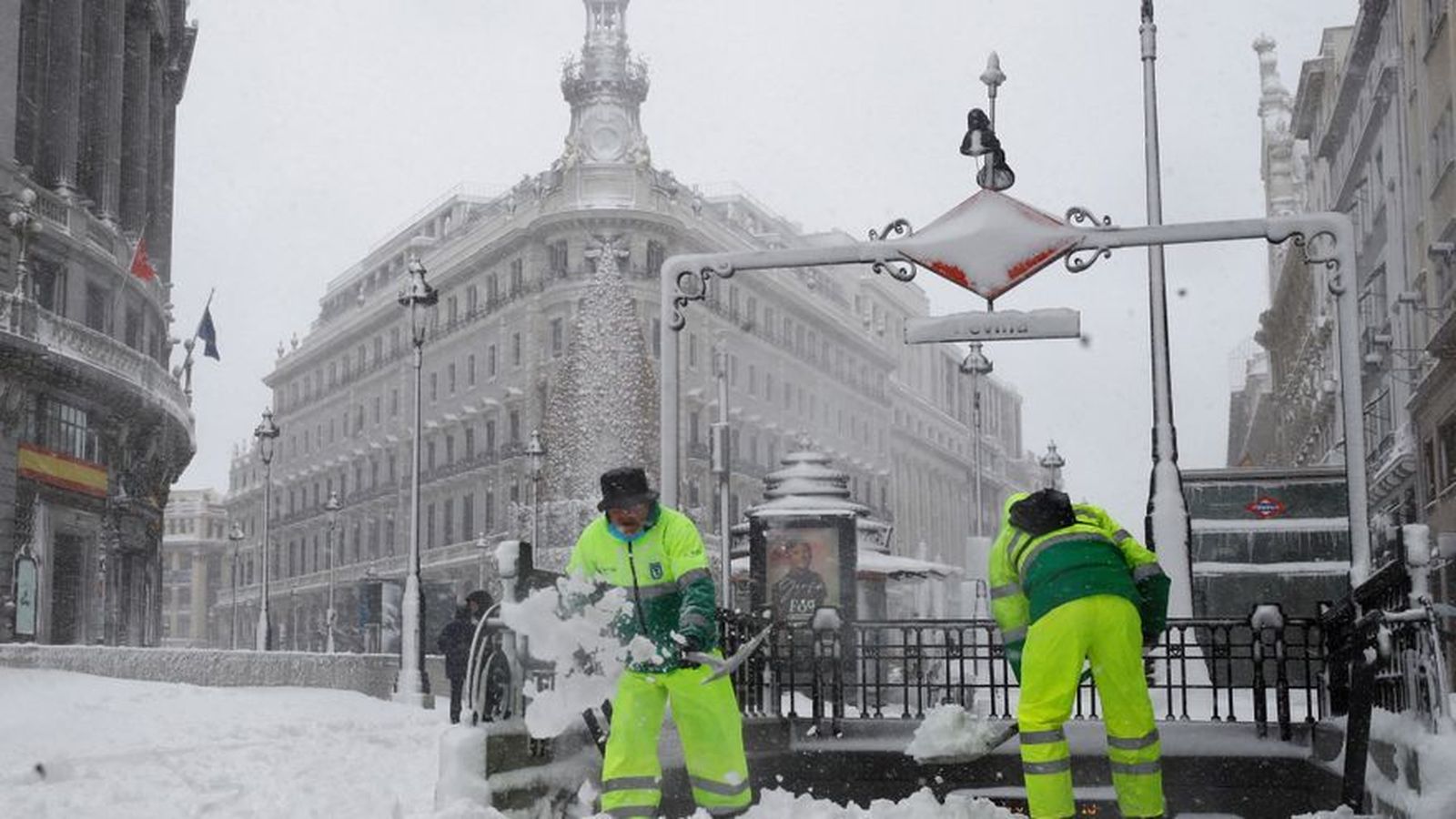 Retiran la nieve de algunas de las principales vías de Madrid capital