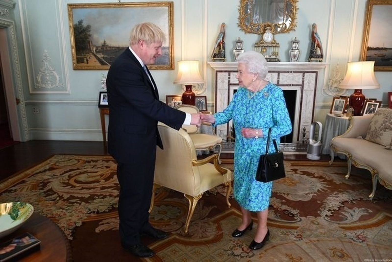 Reina Isabel II con Boris Johnson