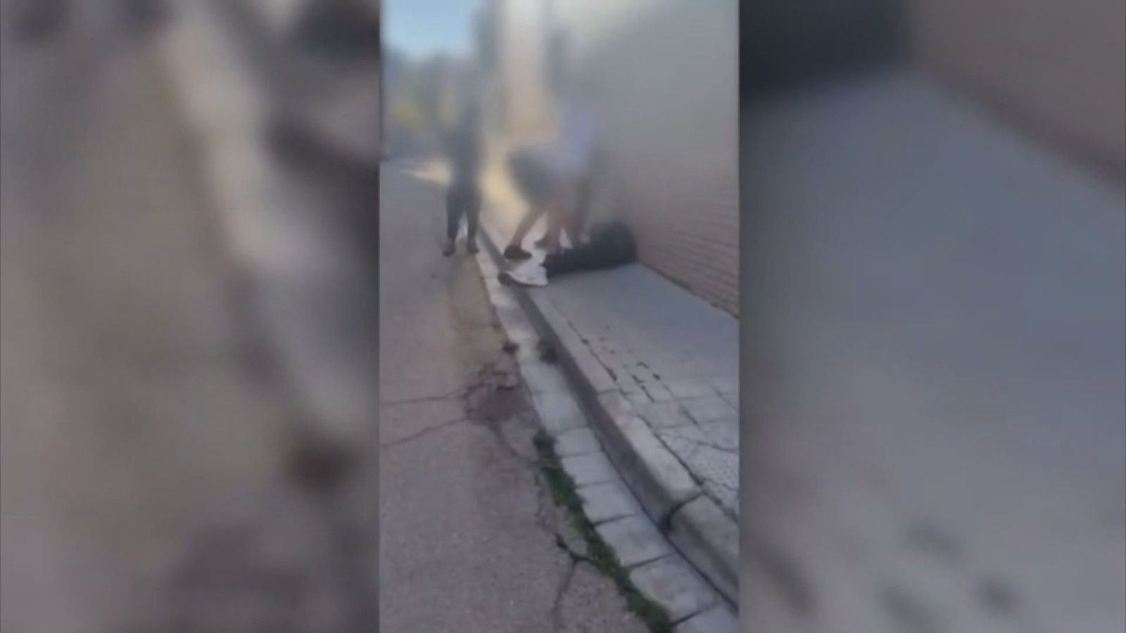 Agresión a un menor en Barcelona: varios jóvenes le golpean mientras otro graba