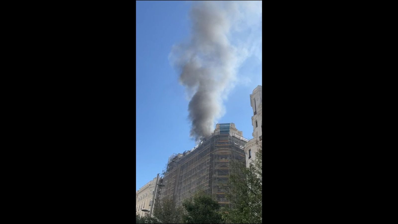 Un incendio sin heridos en la azotea de un edificio obliga a cortar al tráfico la Gran Vía