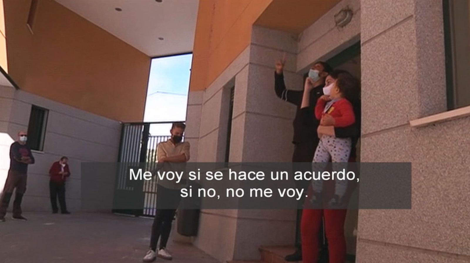 Un equipo de ‘Está Pasando’ es testigo de la negociación con unos okupas para que abandonen la vivienda