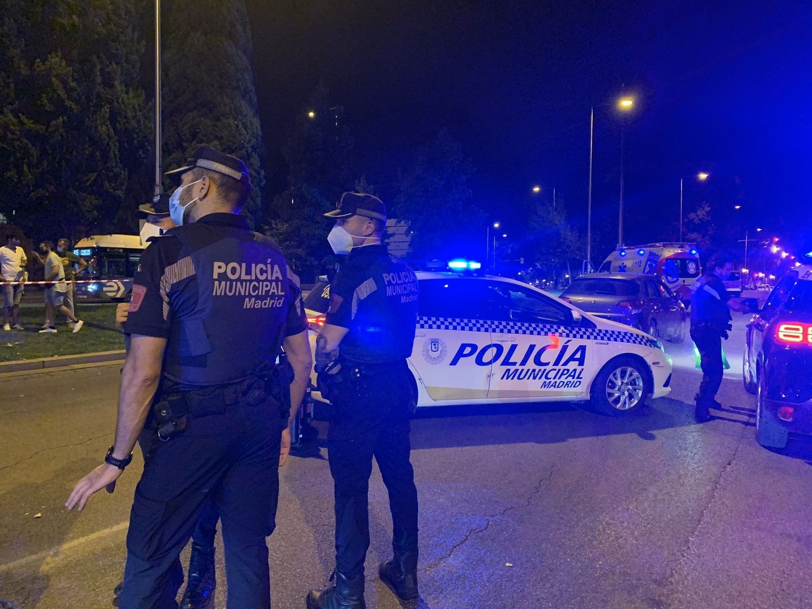 Policía Municipal de Madrid vigilando una zona de botellones