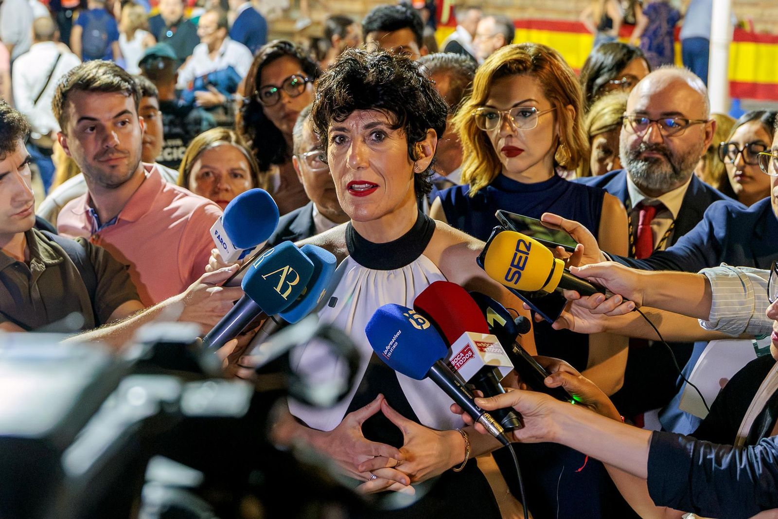 Abucheos a la ministra Elma Sáiz en Melilla