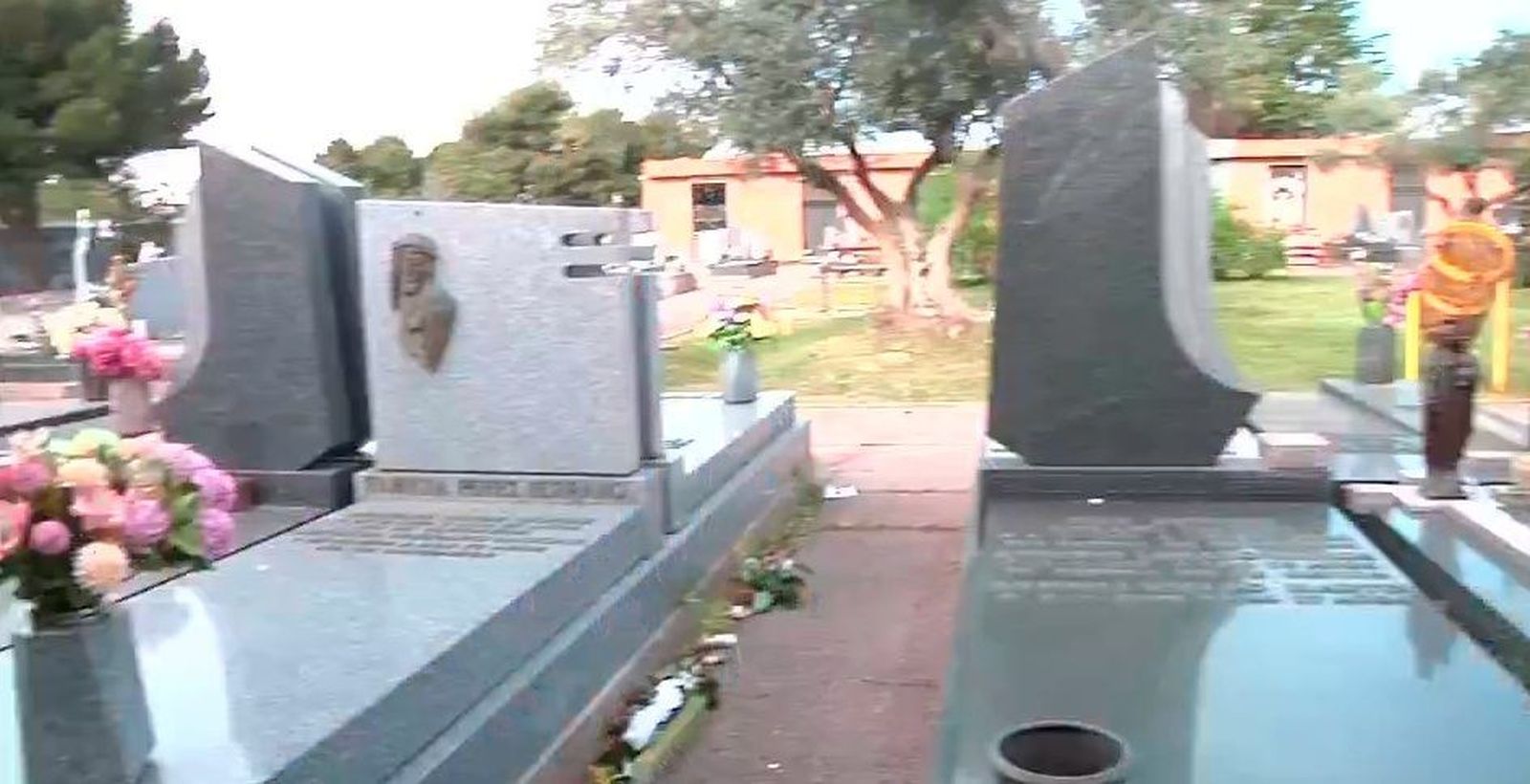 Robos de crucifijos y bronce en el cementerio de Carabanchel: Más de 50 sepulturas profanadas