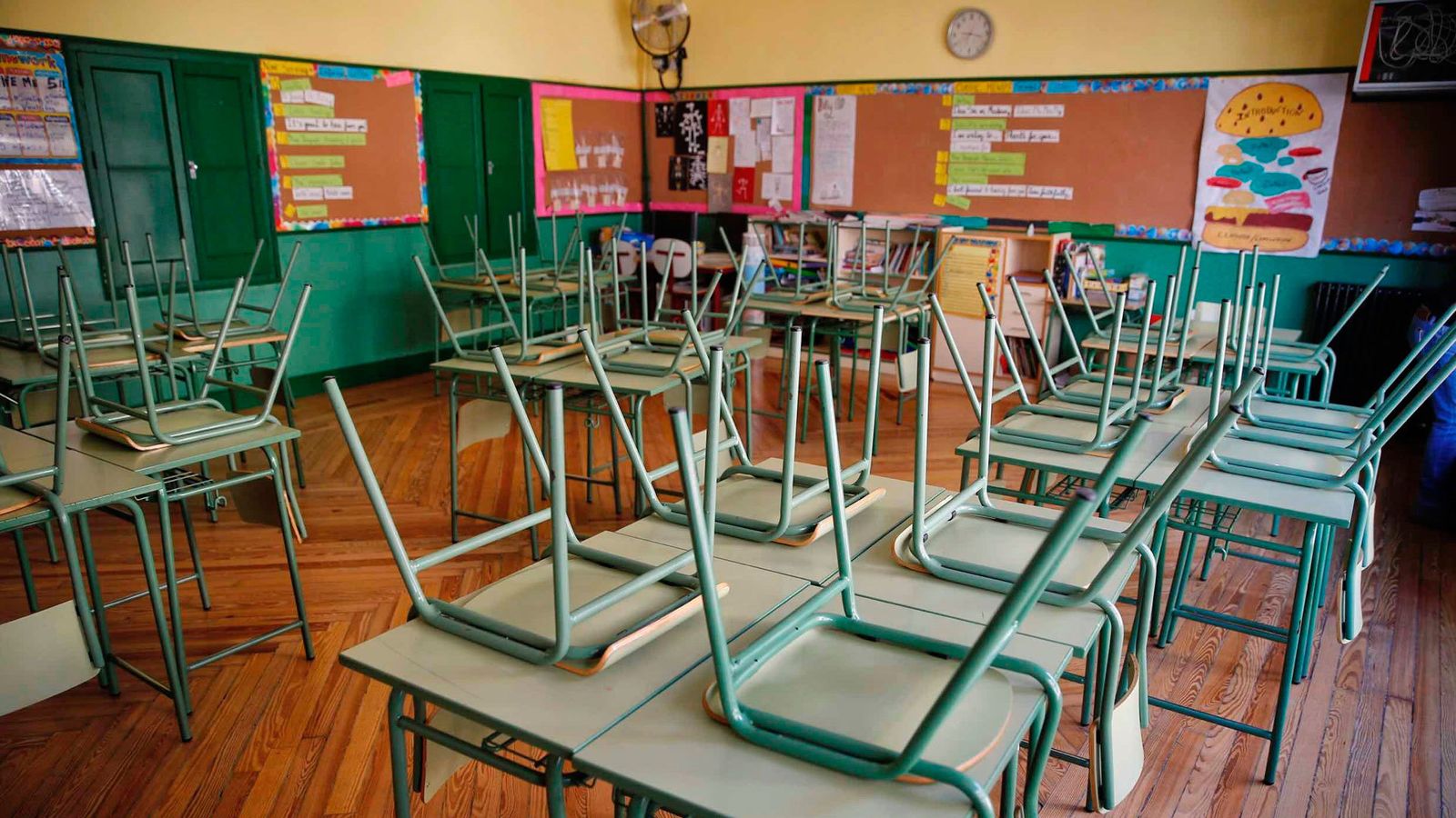 Un aula desierta en el colegio público Rufino Blanco en Madrid