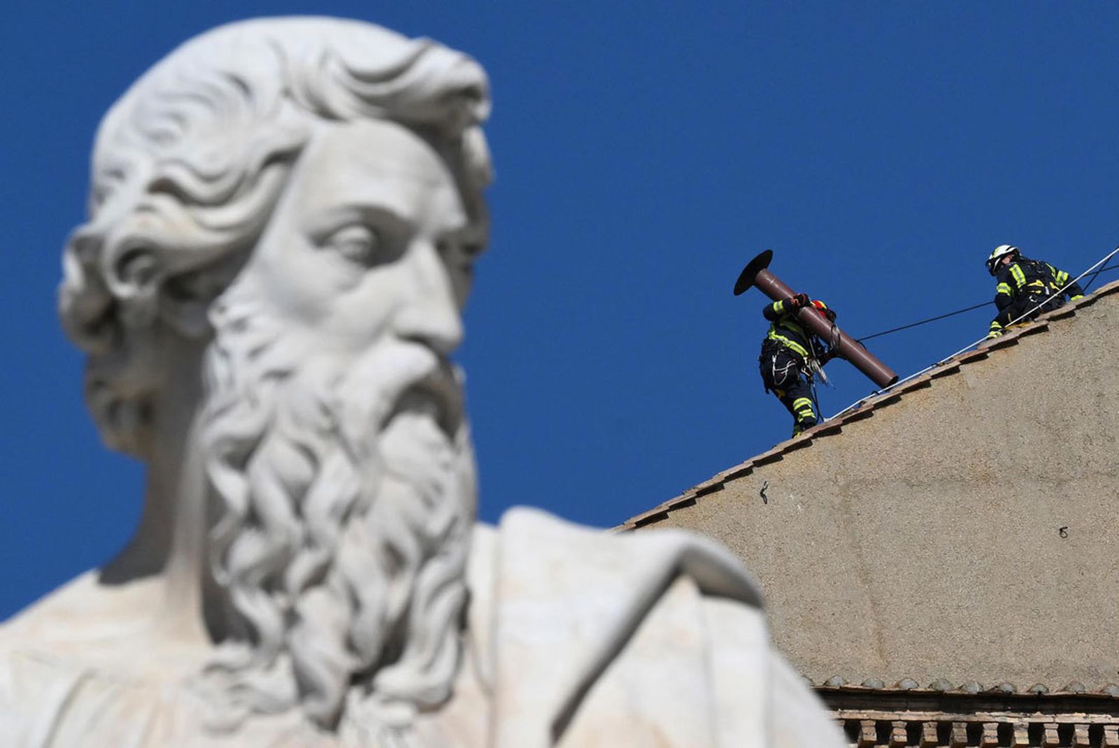 Los bomberos de Roma instalan la chimenea para el cónclave en la Capilla Sixtina