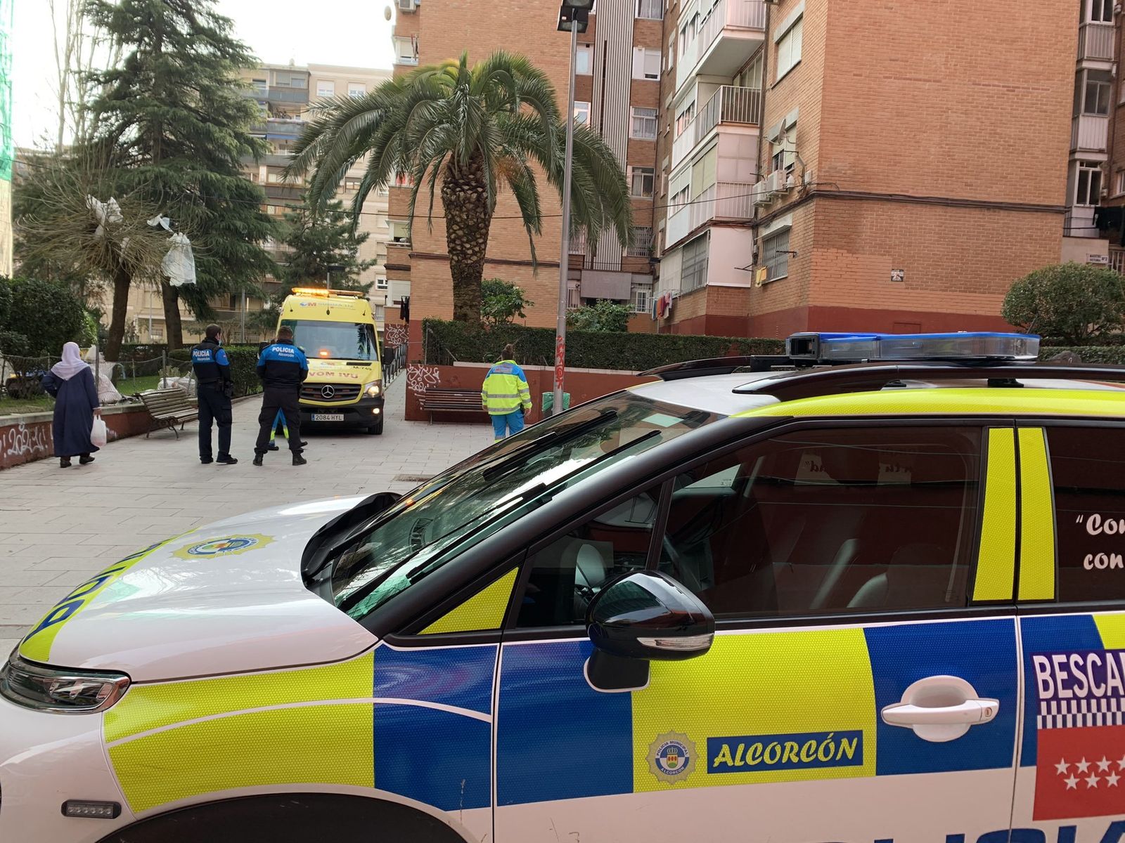 Sanitarios y policías de Alcorcón atienden a una persona intoxicada al tomar un medicamento