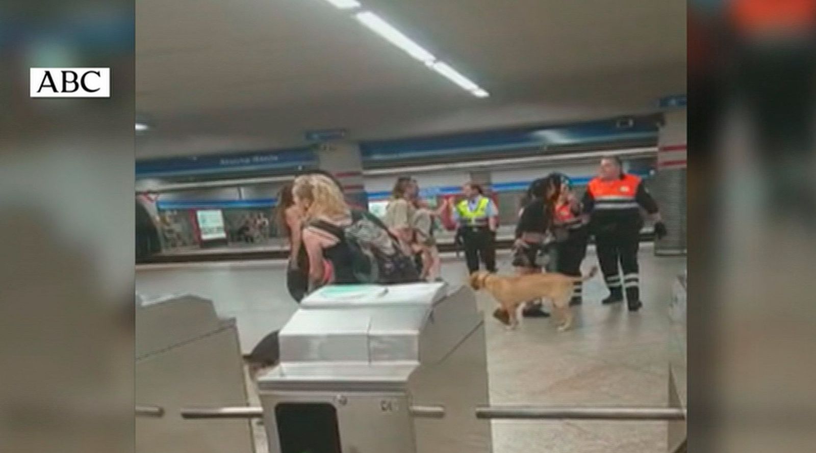 Fuerte altercado en el metro de Atocha entre un grupo de antisistema y los vigilantes
