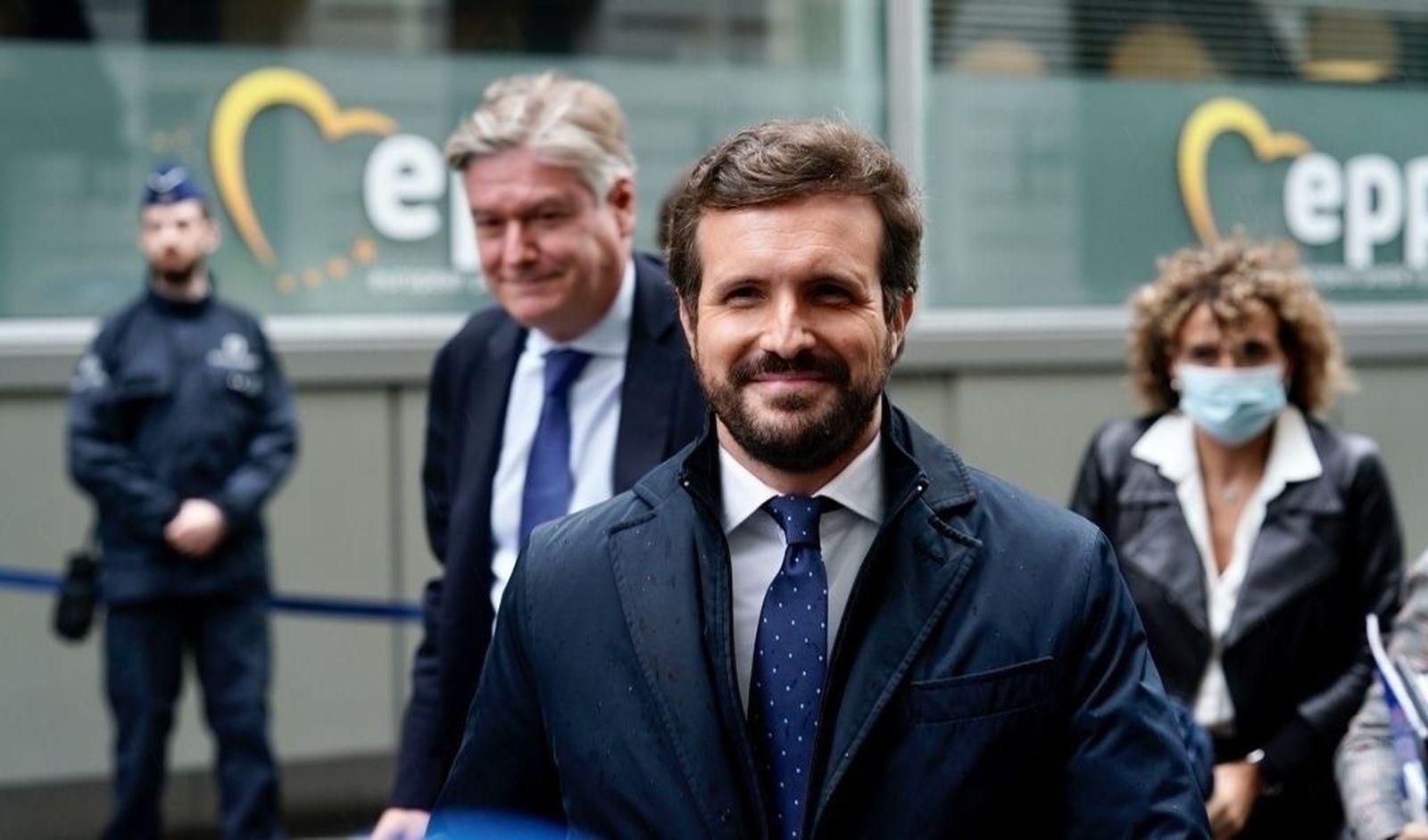Casado pide desde Bruselas a Sánchez rigor económico y respeto judicial para España