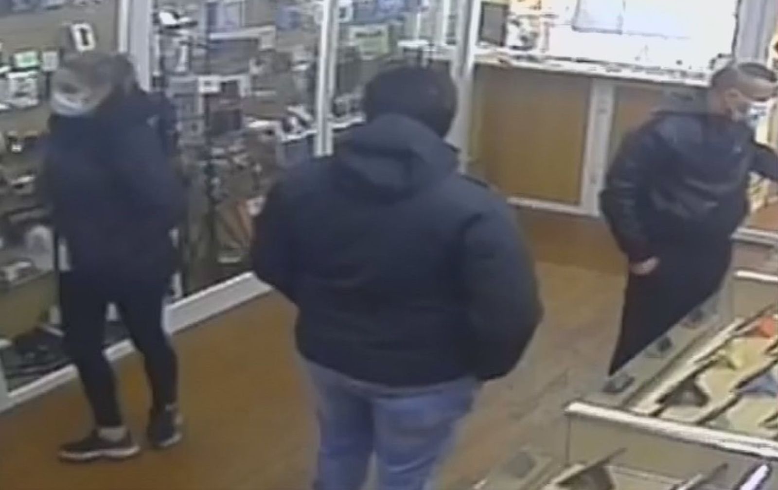 Una pareja roba en una tienda de Móstoles móviles por valor de 840 euros