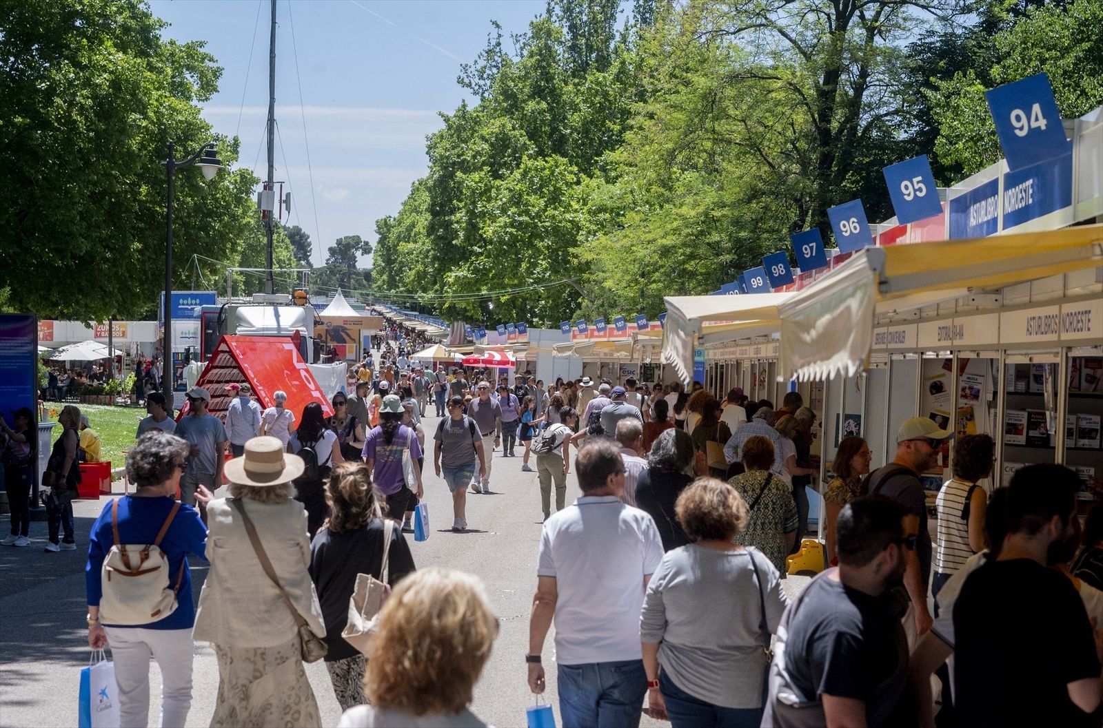 Decenas de personas durante la inauguración de la 83ª edición de la Feria del Libro de Madrid,
