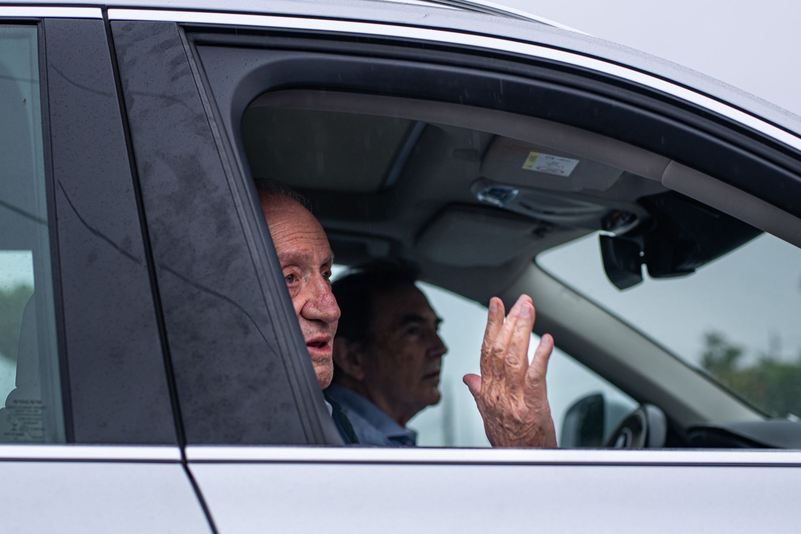 El rey Juan Carlos despega desde Vigo tras cinco  días en Galicia, adonde "volverá pronto"