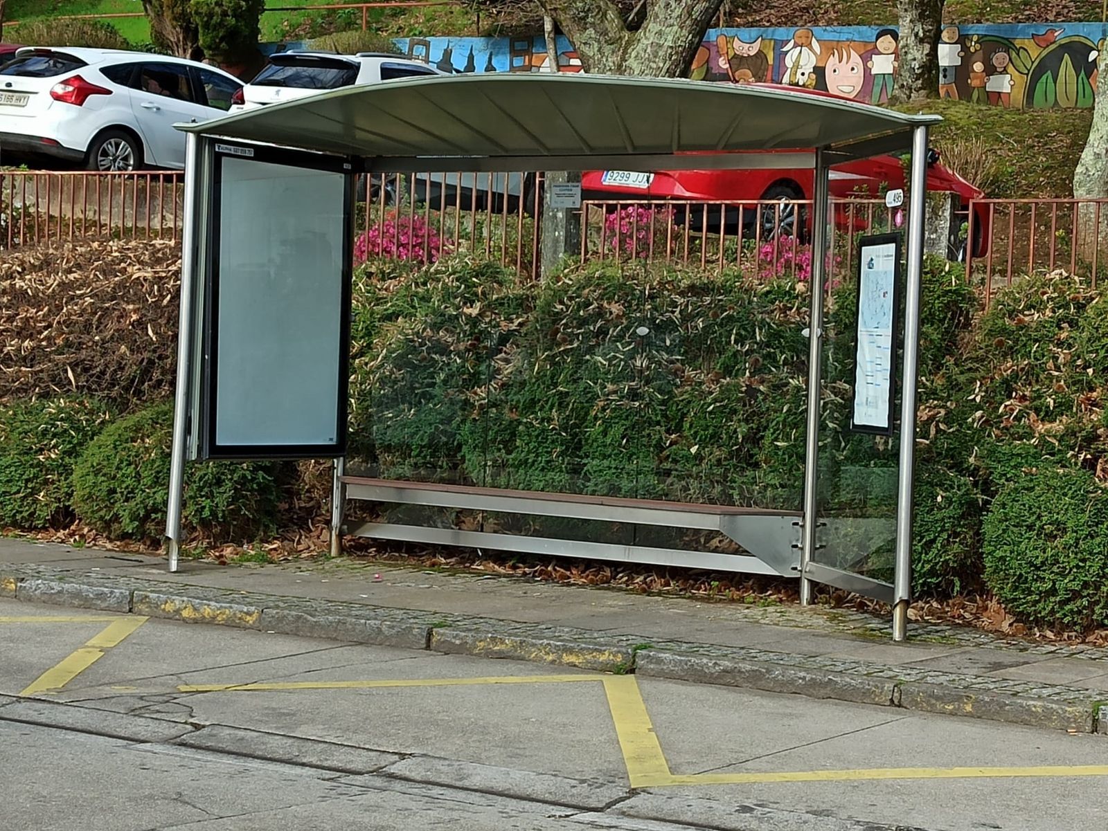 Parada de autobús con un soporte publicitario