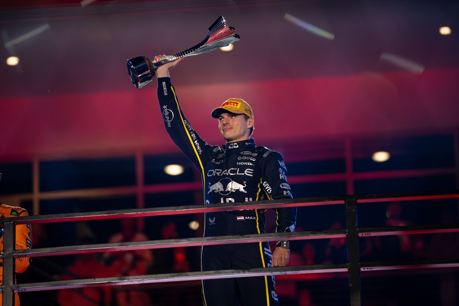 Max Verstappen, de Oracle Red Bull Racing, levanta su trofeo en el podio durante el Gran Premio de F1 de Las Vegas