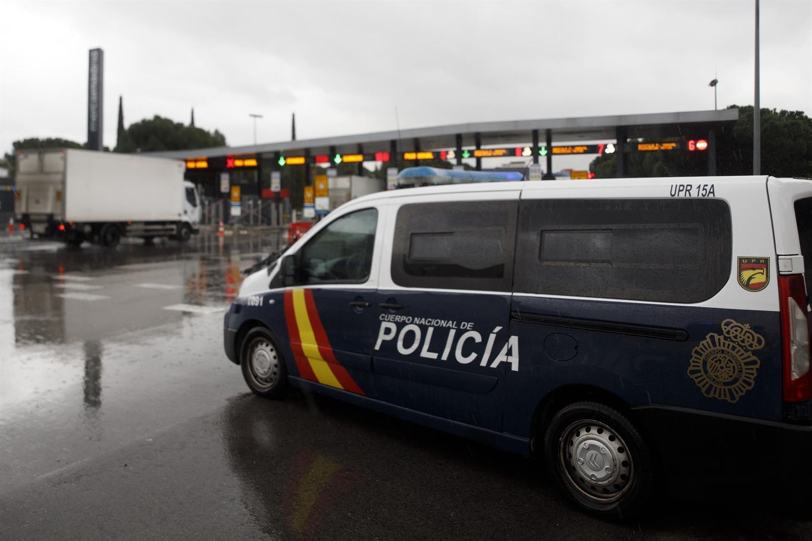 Un coche de la Policía Nacional en la entrada de MercaMadrid