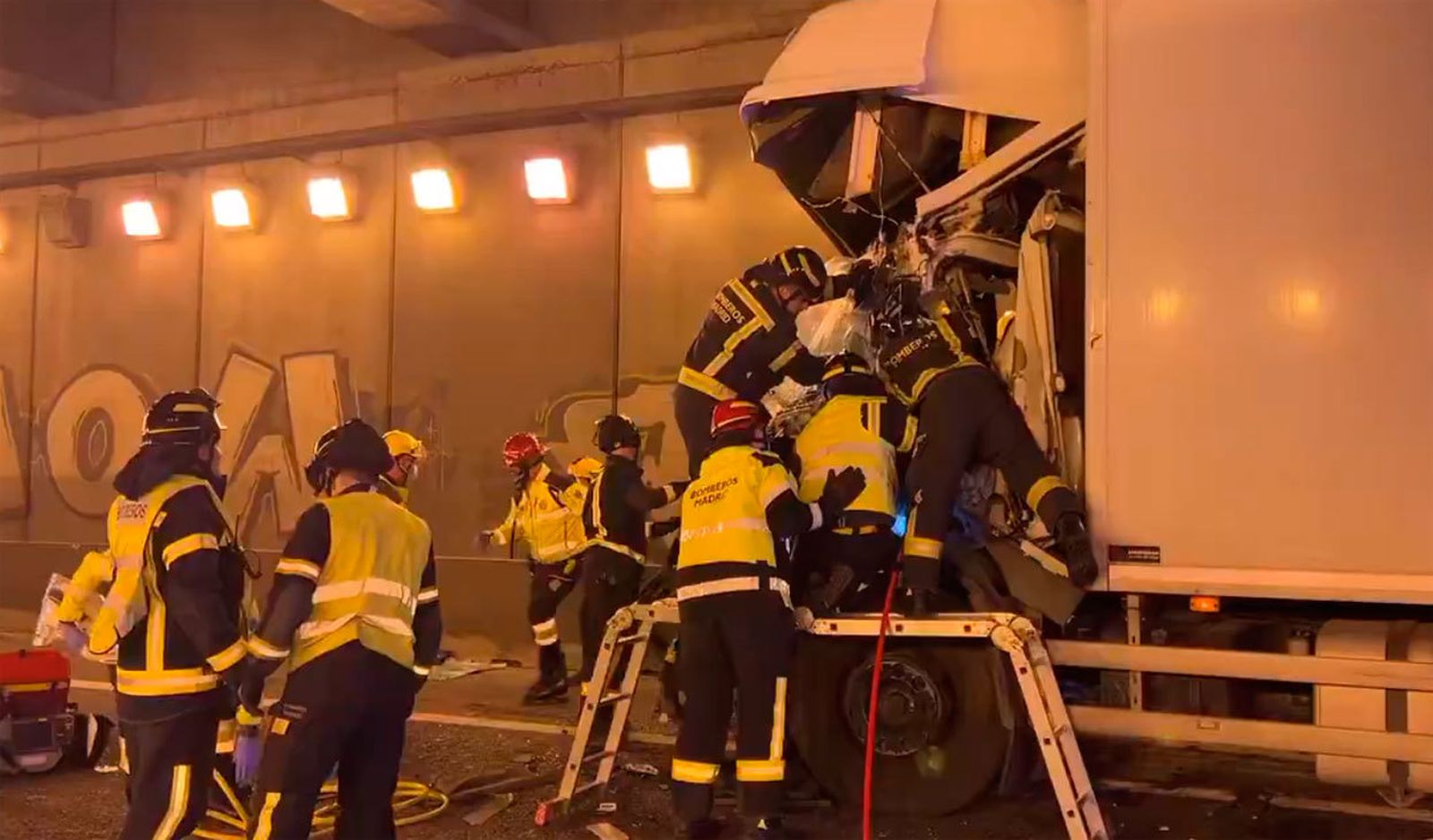 Heridos tres camioneros, uno de ellos grave, al chocar sus vehículos en un túnel de la M-50