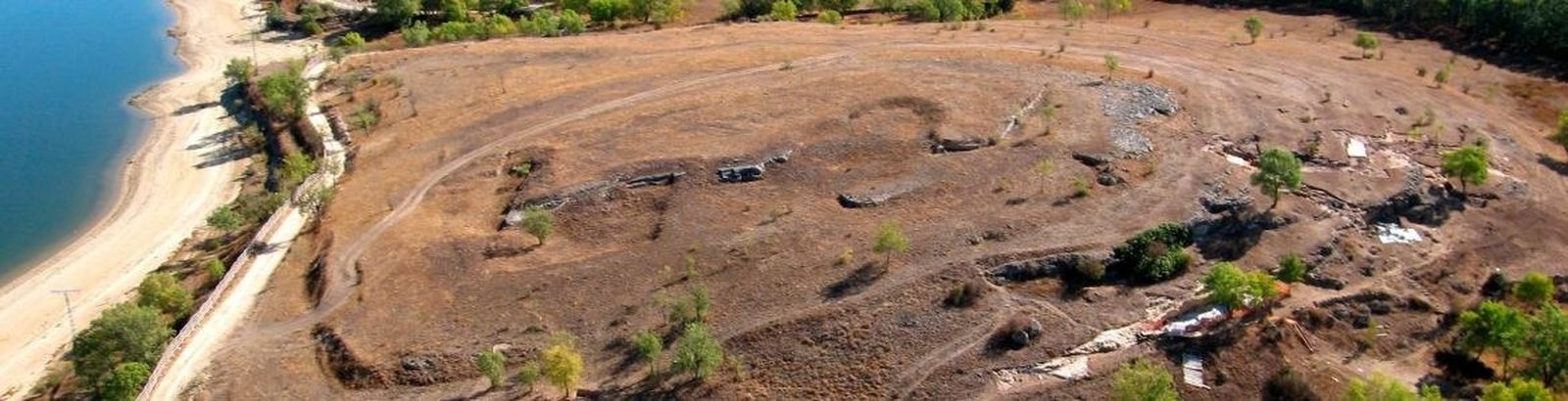 Vista aérea de los yacimientos del Valle de los Neandertales, en Pinilla del Valle, Alto Lozoya