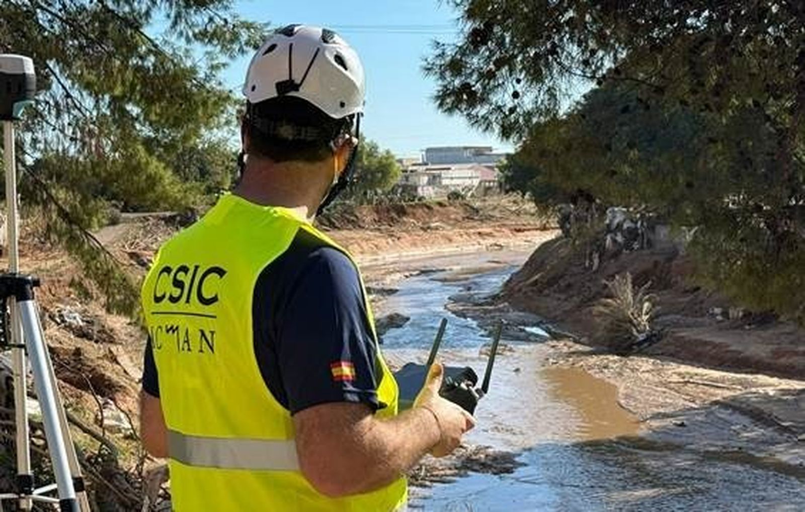 Un investigador del ICMAN-CSIC analiza con un dron zonas afectadas por la DANA