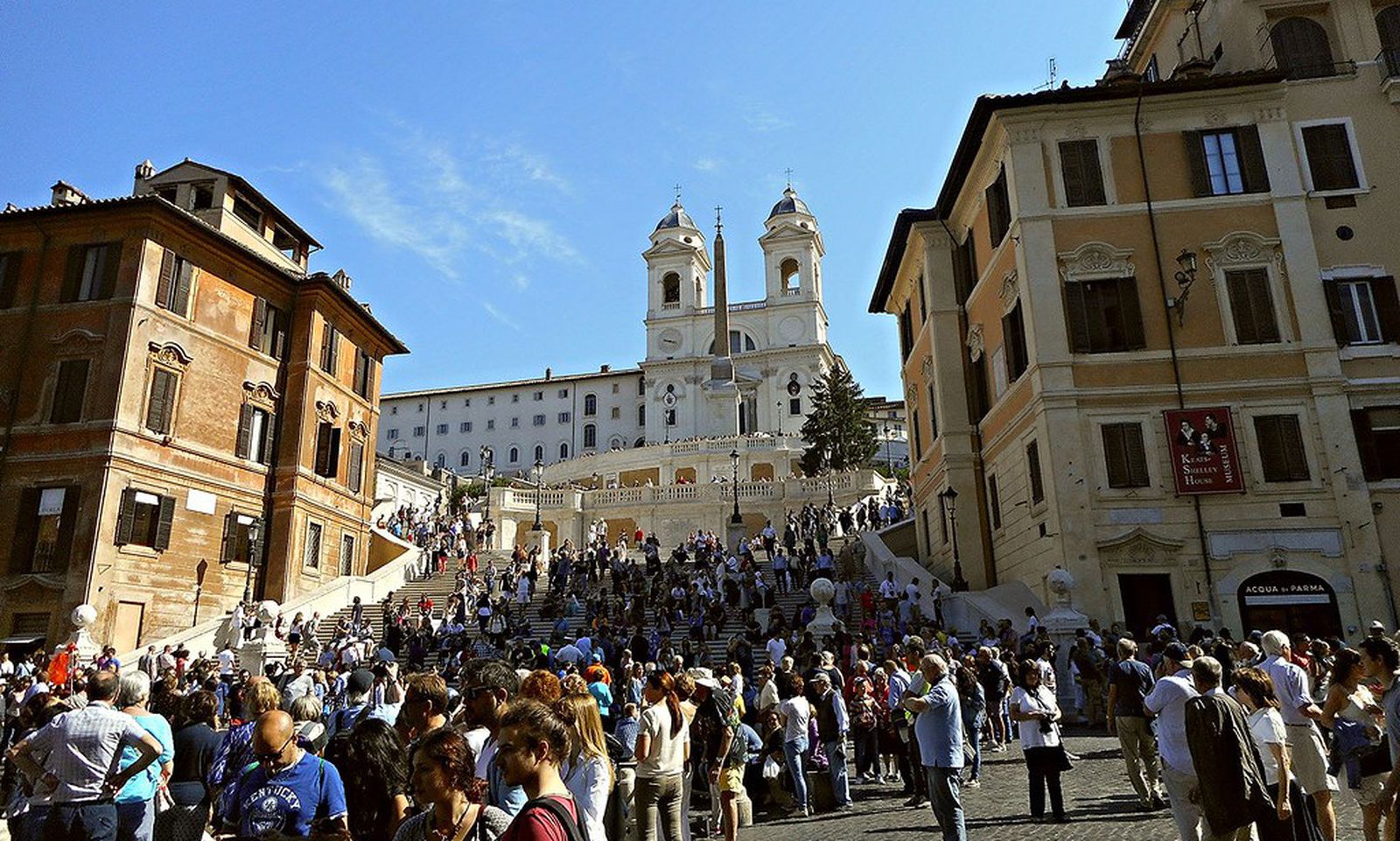 Prohiben sentarse en la Escalinata de Trinidad de los Montes, en Roma