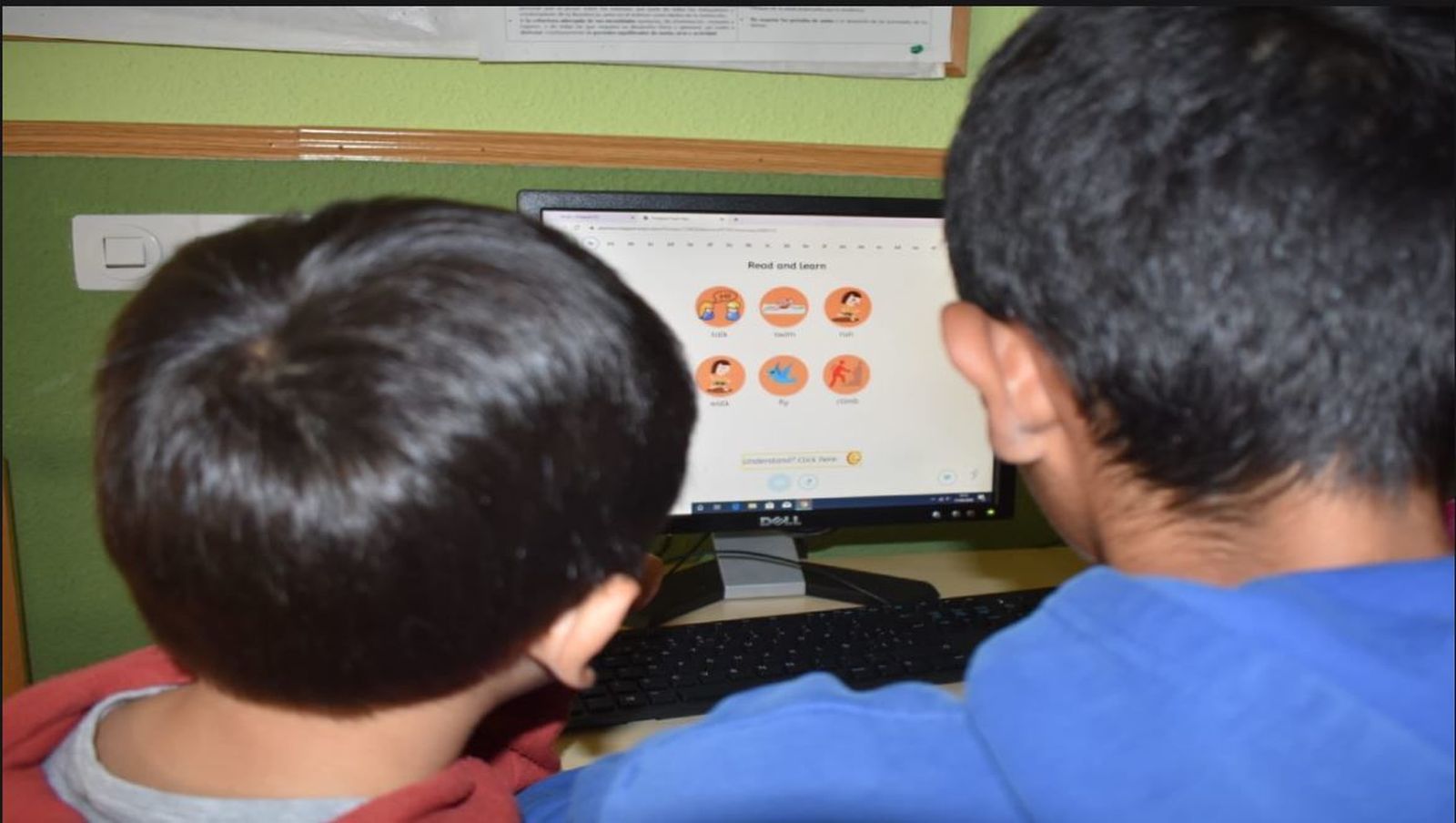 Niños frente al ordenador