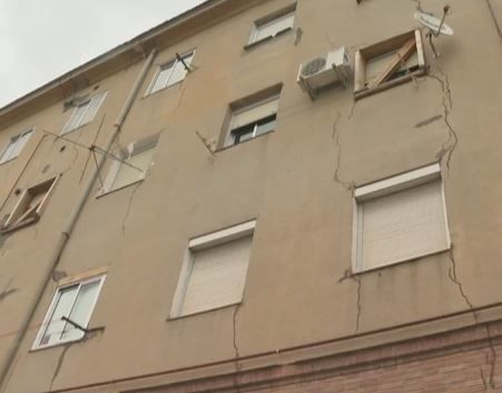 Desalojadas ocho viviendas por la aparición de grietas en un edificio de la calle San Dalmacio, en Villaverde