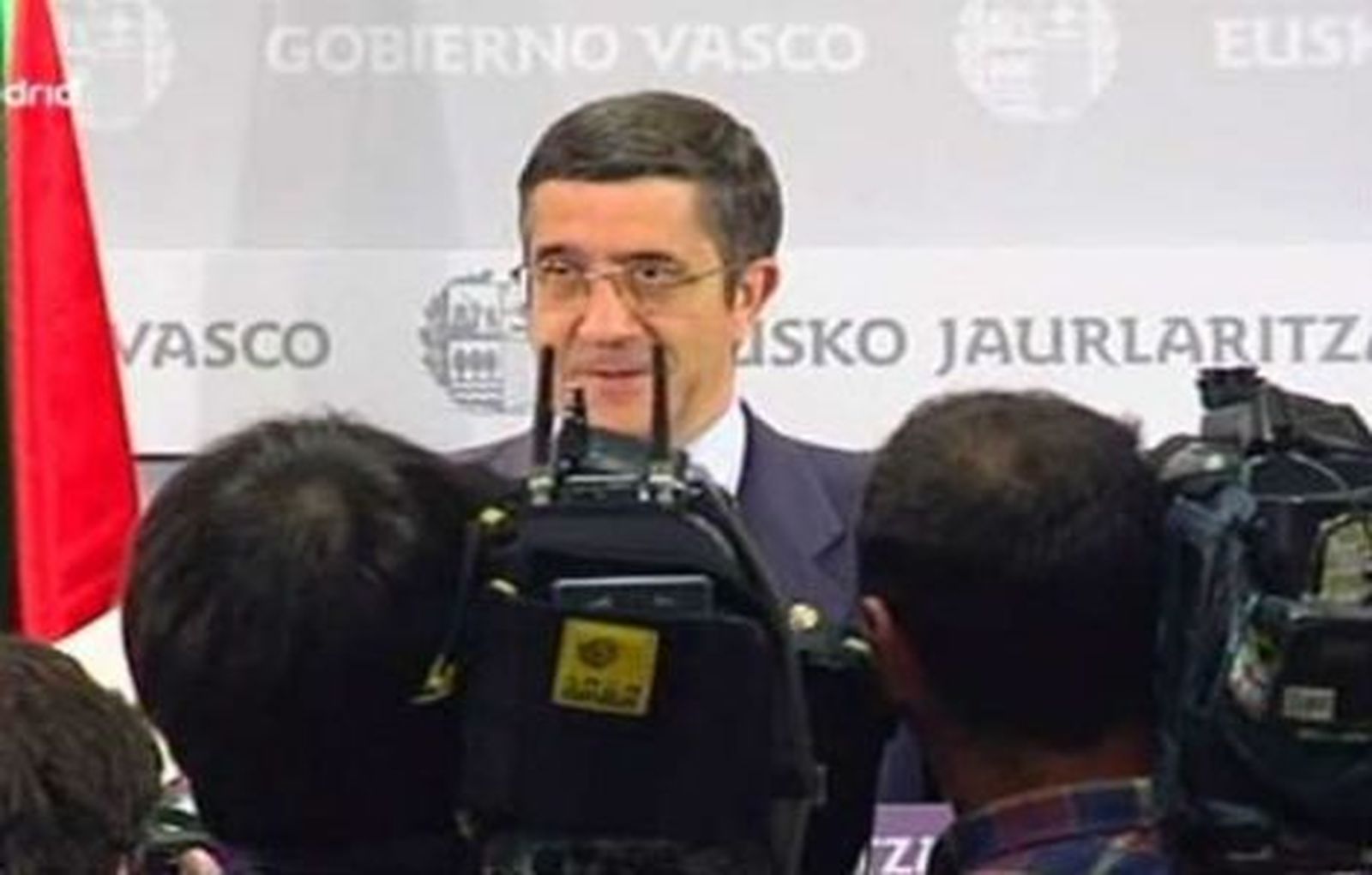 El lehendakari anuncia que no convoca elecciones y que seguirá con su proyecto