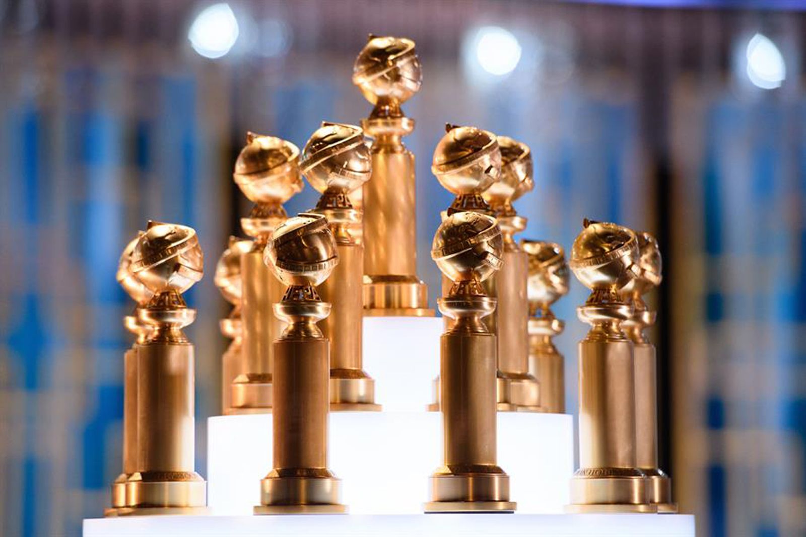 Fotografía cedida por la Asociación de la Prensa Extranjera de Hollywood (HFPA) donde se muestran las estatuillas de los premios Golden Globe
