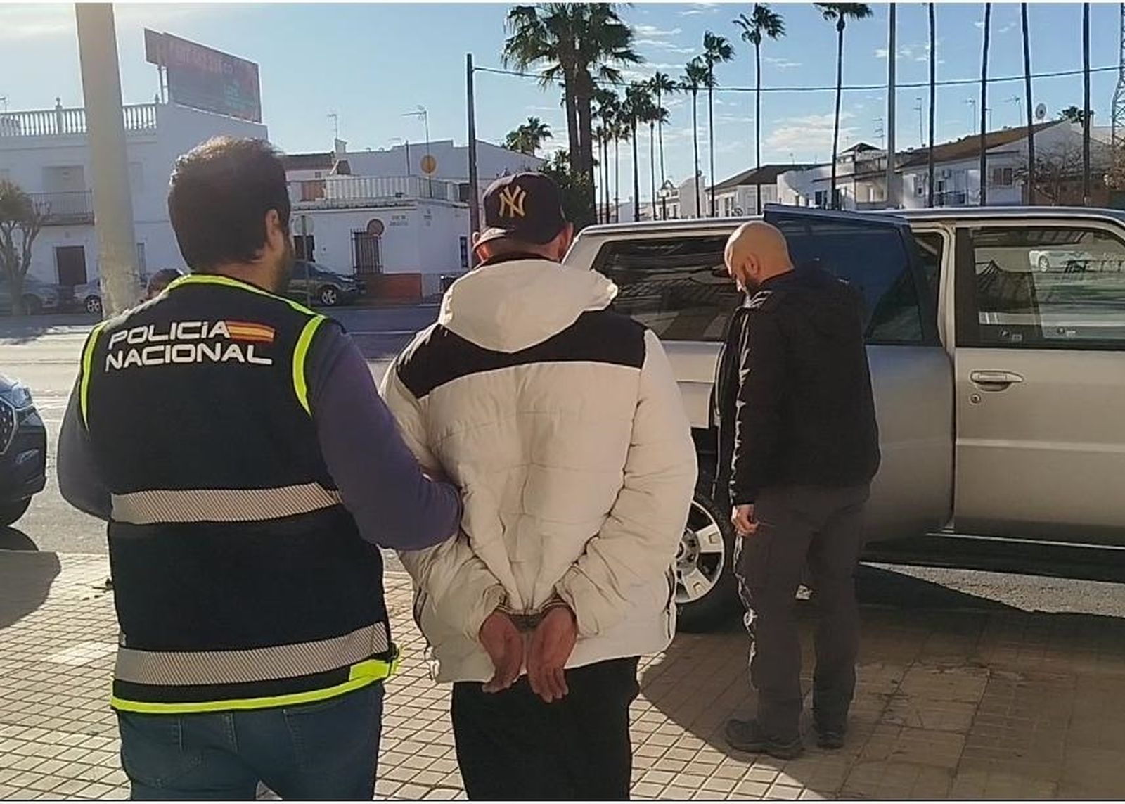 Momento en el que la Policía detiene en Lepe (Huelva) a uno de los supuestos miembros de la organización dedicada a la trata de seres humanos