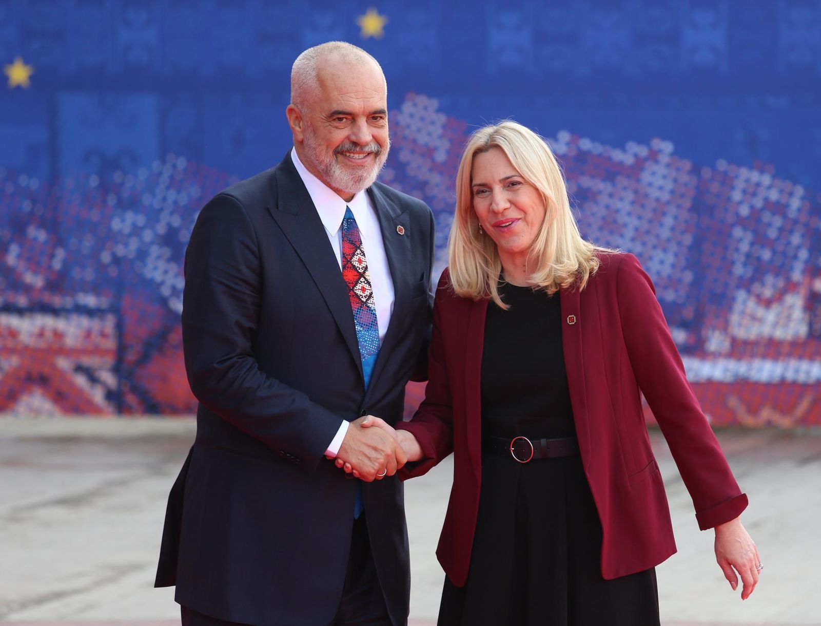 El primer ministro de Albania, Edi Rama (izquierda), le da la mano al presidente de la Presidencia tripartita de Bosnia y Herzegovina, Zeljka Cvijanovic (derecha), antes de la cumbre UE-Balcanes Occidentales en Tirana