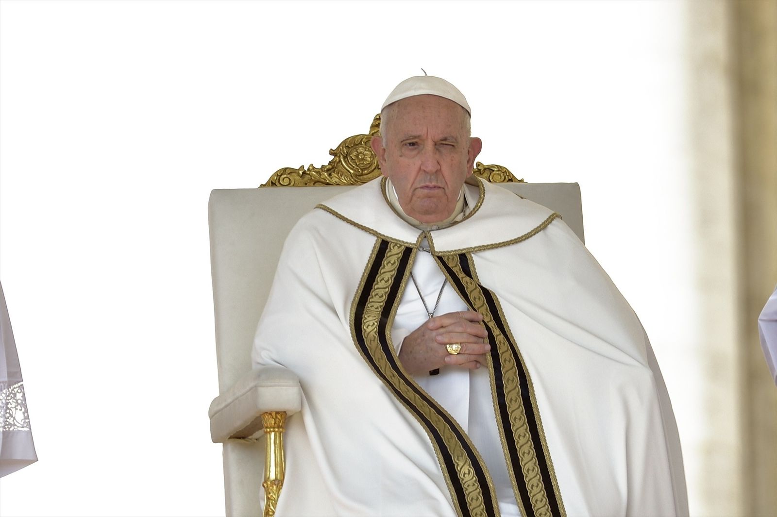 El Papa dice que padece "una inflamación pulmonar" y reza el Angelus desde su residencia