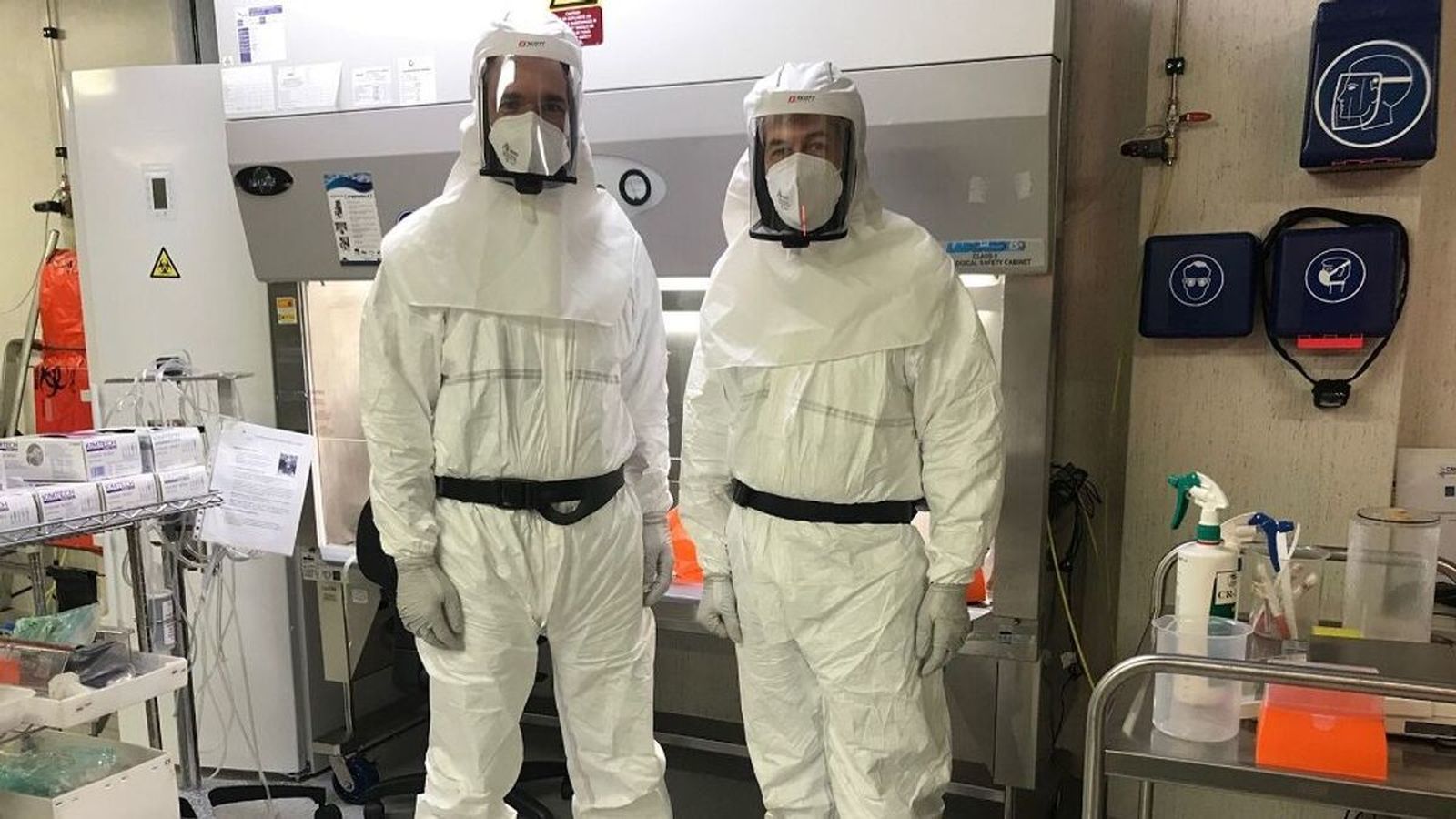 Los virólogos Antonio Alcamí y Bruno Hernáez en su laboratorio del CSIC