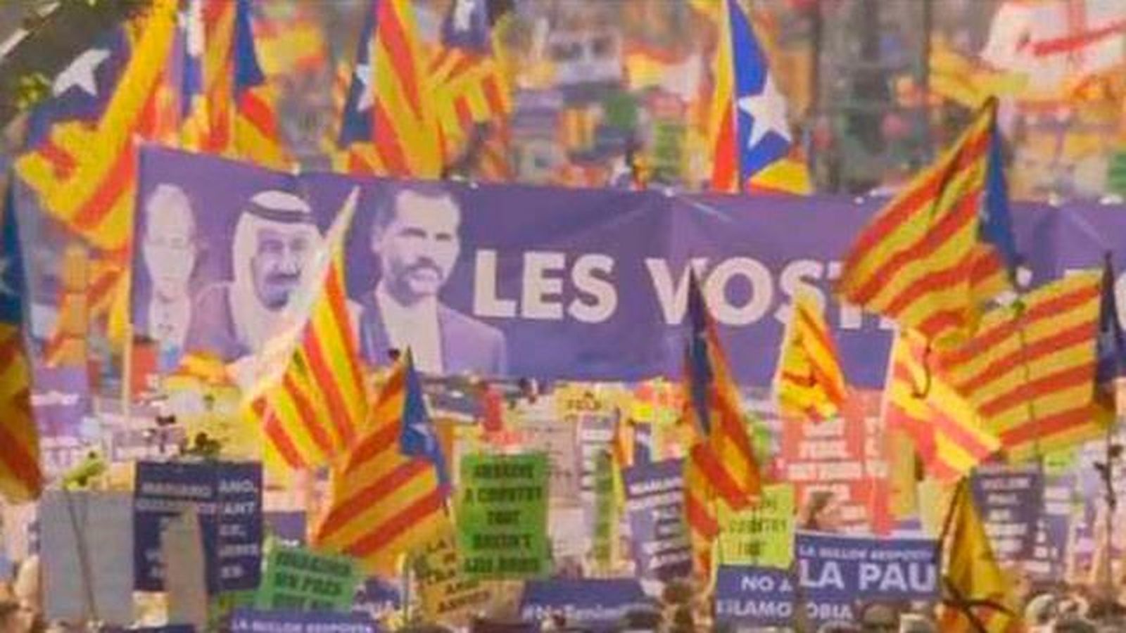 Pitos y gritos de 'fuera, fuera'  al Rey y al Gobierno durante la manifestación